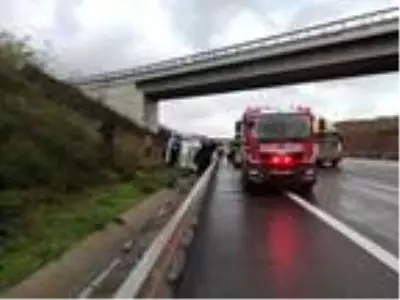 Sarıyer'de temizlik malzemesi yüklü kamyon yan yattı Sarıyer'de temizlik malzemesi yüklü kamyon yan yattı