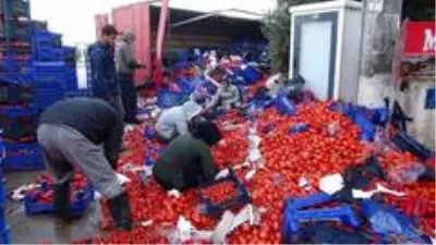 Sebze yüklü tır devrildi Sebze yüklü tır devrildi
