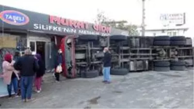 Sebze yüklü tır devrildi Sebze yüklü tır devrildi