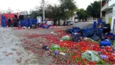 Sebze yüklü tır devrildi Sebze yüklü tır devrildi