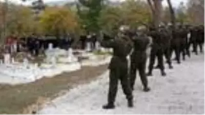 Seyit Onbaşı, Havran'da mezarı başında anıldı Seyit Onbaşı, Havran'da mezarı başında anıldı
