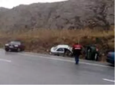 Buzlanan yolda 11 araçlık zincirleme kaza Buzlanan yolda 11 araçlık zincirleme kaza