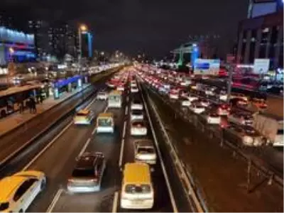 Sokağa çıkma kısıtlamasına 1 saat kala İstanbul'da trafik yoğunluğu arttı Sokağa çıkma kısıtlamasına 1 saat kala İstanbul'da trafik yoğunluğu arttı
