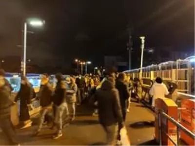 Sokağa çıkma kısıtlamasına 1 saat kala İstanbul'da trafik yoğunluğu arttı Sokağa çıkma kısıtlamasına 1 saat kala İstanbul'da trafik yoğunluğu arttı