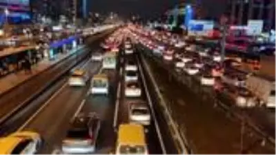 Sokağa çıkma kısıtlamasına dakikalar kala İstanbul'da trafik yoğunluğu arttı Sokağa çıkma kısıtlamasına dakikalar kala İstanbul'da trafik yoğunluğu arttı