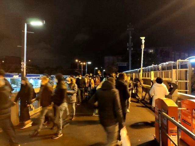 Sokağa çıkma kısıtlamasına dakikalar kala İstanbul'da trafik yoğunluğu arttı Sokağa çıkma kısıtlamasına dakikalar kala İstanbul'da trafik yoğunluğu arttı