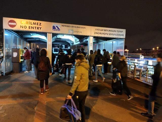 Sokağa çıkma kısıtlamasına dakikalar kala İstanbul'da trafik yoğunluğu arttı Sokağa çıkma kısıtlamasına dakikalar kala İstanbul'da trafik yoğunluğu arttı