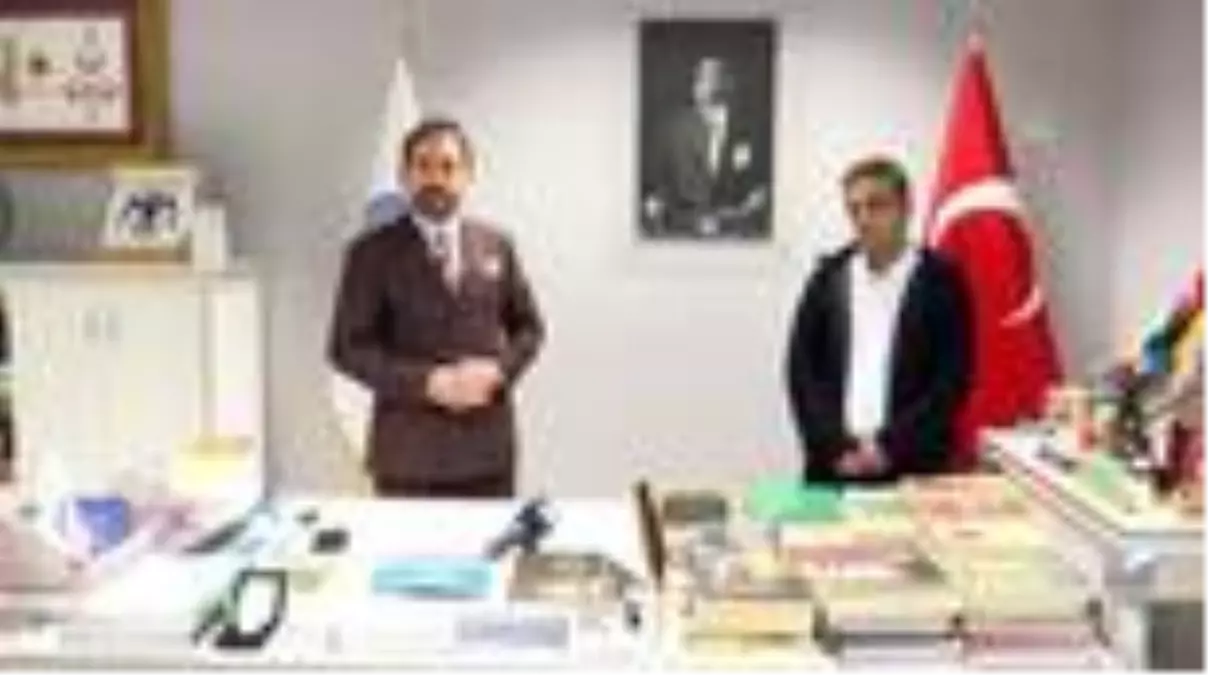 Taksisinde unutulan 300 bin avroyu sahibine teslim eden şoföre 'ahilik beratı' verildi