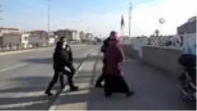 Trafiği tehlikeye düşüren kadın, polise zor anlar yaşattı Trafiği tehlikeye düşüren kadın, polise zor anlar yaşattı
