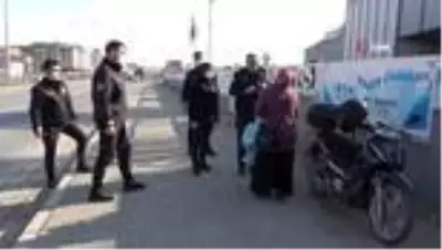 Trafiği tehlikeye düşüren kadın, polise zor anlar yaşattı Trafiği tehlikeye düşüren kadın, polise zor anlar yaşattı