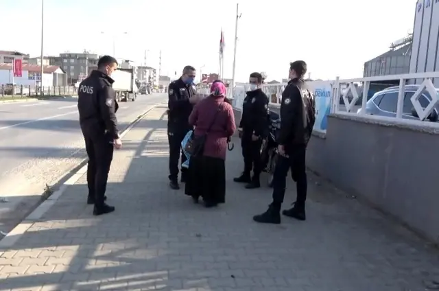 Trafiği tehlikeye düşüren kadın, polise zor anlar yaşattı Trafiği tehlikeye düşüren kadın, polise zor anlar yaşattı