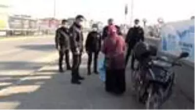 Trafiği tehlikeye düşüren kadın, polise zor anlar yaşattı Trafiği tehlikeye düşüren kadın, polise zor anlar yaşattı