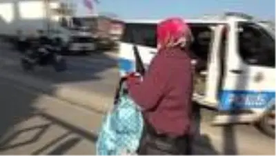 Trafiği tehlikeye düşüren kadın, polise zor anlar yaşattı Trafiği tehlikeye düşüren kadın, polise zor anlar yaşattı