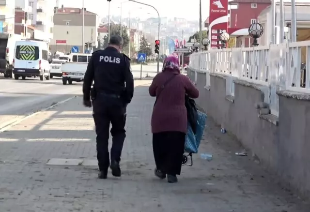 Trafiği tehlikeye düşüren kadın, polise zor anlar yaşattı Trafiği tehlikeye düşüren kadın, polise zor anlar yaşattı