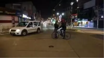 - Van'da ilk hafta içi sokağa çıkma kısıtlanması başladı - Van'da ilk hafta içi sokağa çıkma kısıtlanması başladı