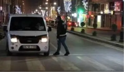 - Van'da ilk hafta içi sokağa çıkma kısıtlanması başladı - Van'da ilk hafta içi sokağa çıkma kısıtlanması başladı