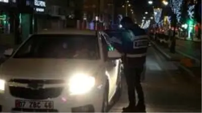 - Van'da ilk hafta içi sokağa çıkma kısıtlanması başladı - Van'da ilk hafta içi sokağa çıkma kısıtlanması başladı