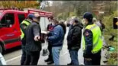 Yağmurda kontrolünü kaybetti, kamyonete çarptığı aracı ile uçuruma yuvarlandı: 2 yaralı Yağmurda kontrolünü kaybetti, kamyonete çarptığı aracı ile uçuruma yuvarlandı: 2 yaralı