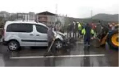 Yalova'da 6 aracın karıştığı zincirleme kaza: 1 ölü, 10 yaralı Yalova'da 6 aracın karıştığı zincirleme kaza: 1 ölü, 10 yaralı