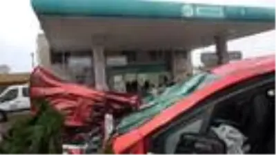 Yalova'da 6 aracın karıştığı zincirleme kaza: 1 ölü, 10 yaralı Yalova'da 6 aracın karıştığı zincirleme kaza: 1 ölü, 10 yaralı