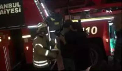 Yangından kurtarılanlar sarılarak birbirlerini teselli etti Yangından kurtarılanlar sarılarak birbirlerini teselli etti