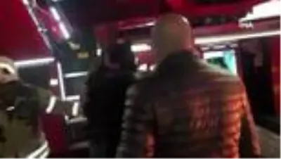 Yangından kurtarılanlar sarılarak birbirlerini teselli etti Yangından kurtarılanlar sarılarak birbirlerini teselli etti