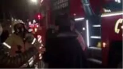 Yangından kurtarılanlar sarılarak birbirlerini teselli etti Yangından kurtarılanlar sarılarak birbirlerini teselli etti