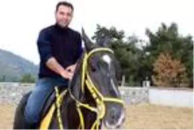 Son dakika... Yarış hayatı biten atlarla çocukluk hayalini gerçekleştirdi Son dakika... Yarış hayatı biten atlarla çocukluk hayalini gerçekleştirdi