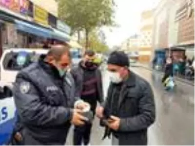 Yolda bulduğu cüzdanı sahibine ulaştırdı Yolda bulduğu cüzdanı sahibine ulaştırdı