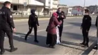 Yolun ortasında geri geri yürüyen kadın, polise zor anlar yaşattı Yolun ortasında geri geri yürüyen kadın, polise zor anlar yaşattı