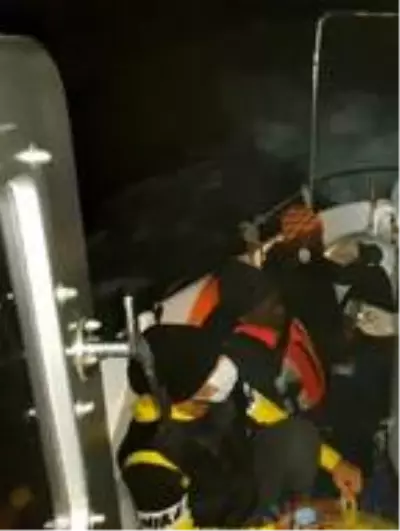 Yunanistan'ın ittiği sürüklenen bottaki 7 kaçak göçmeni Türk Sahil Güvenliği kurtardı Yunanistan'ın ittiği sürüklenen bottaki 7 kaçak göçmeni Türk Sahil Güvenliği kurtardı