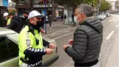 Son dakika 3. sayfa: 1 saatte 41 araç ihlal etti... Kimisi itiraz etti, kimisi polise uygulamalı olarak gösterdi Son dakika 3. sayfa: 1 saatte 41 araç ihlal etti... Kimisi itiraz etti, kimisi polise uygulamalı olarak gösterdi