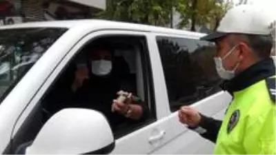 Son dakika 3. sayfa: 1 saatte 41 araç ihlal etti... Kimisi itiraz etti, kimisi polise uygulamalı olarak gösterdi Son dakika 3. sayfa: 1 saatte 41 araç ihlal etti... Kimisi itiraz etti, kimisi polise uygulamalı olarak gösterdi