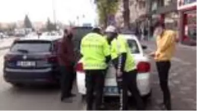 Son dakika 3. sayfa: 1 saatte 41 araç ihlal etti... Kimisi itiraz etti, kimisi polise uygulamalı olarak gösterdi Son dakika 3. sayfa: 1 saatte 41 araç ihlal etti... Kimisi itiraz etti, kimisi polise uygulamalı olarak gösterdi