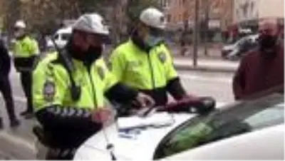Son dakika 3. sayfa: 1 saatte 41 araç ihlal etti... Kimisi itiraz etti, kimisi polise uygulamalı olarak gösterdi Son dakika 3. sayfa: 1 saatte 41 araç ihlal etti... Kimisi itiraz etti, kimisi polise uygulamalı olarak gösterdi