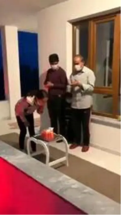 Son dakika haberi: Adilcevaz'da jandarmadan 12 yaşındaki Zeynep'e doğum günü kutlaması Son dakika haberi: Adilcevaz'da jandarmadan 12 yaşındaki Zeynep'e doğum günü kutlaması
