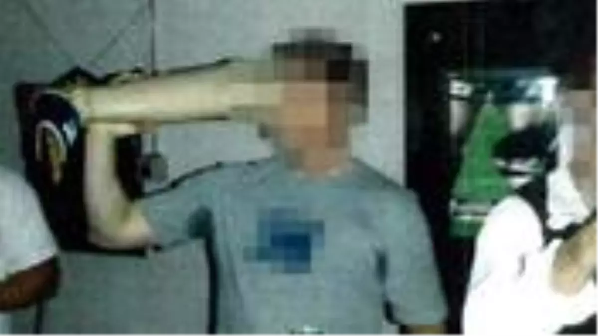 Avustralyalı askerlerin Afganistan'da öldürdükleri Taliban üyesinin protez bacağıyla içki içtikleri ortaya çıktı