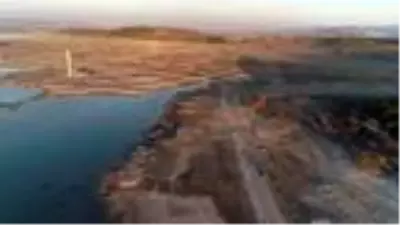 Baraj suları altında kalan köy, kuraklık sonrası ortaya çıktı Baraj suları altında kalan köy, kuraklık sonrası ortaya çıktı