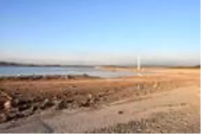 Baraj suları altında kalan köy, kuraklık sonrası ortaya çıktı Baraj suları altında kalan köy, kuraklık sonrası ortaya çıktı