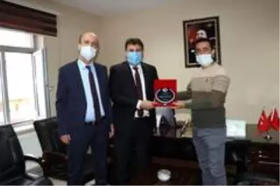 Başkan Yaşar, sağlık çalışanlarını ziyaret ederek tatlı ikram etti Başkan Yaşar, sağlık çalışanlarını ziyaret ederek tatlı ikram etti
