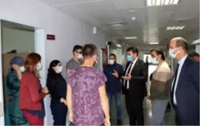 Başkan Yaşar, sağlık çalışanlarını ziyaret ederek tatlı ikram etti Başkan Yaşar, sağlık çalışanlarını ziyaret ederek tatlı ikram etti