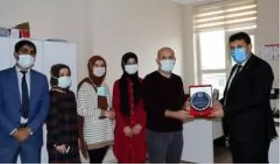Başkan Yaşar, sağlık çalışanlarını ziyaret ederek tatlı ikram etti Başkan Yaşar, sağlık çalışanlarını ziyaret ederek tatlı ikram etti