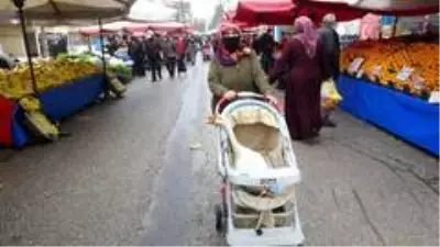 Bebek arabasındaki kazı gören vatandaşlar şaşkınlıklarını gizleyemedi Bebek arabasındaki kazı gören vatandaşlar şaşkınlıklarını gizleyemedi