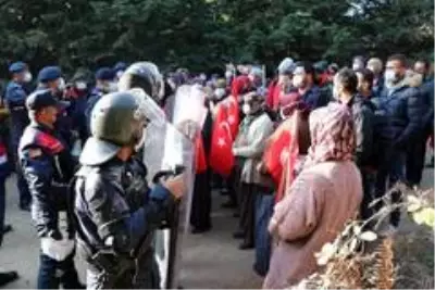 Bolu'da jandarmayla köylüler arasında yıkım gerginliği Bolu'da jandarmayla köylüler arasında yıkım gerginliği