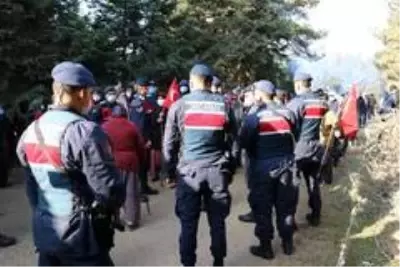 Bolu'da jandarmayla köylüler arasında yıkım gerginliği Bolu'da jandarmayla köylüler arasında yıkım gerginliği