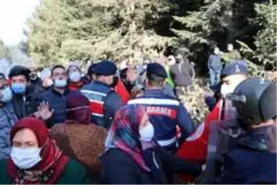 Bolu'da jandarmayla köylüler arasında yıkım gerginliği Bolu'da jandarmayla köylüler arasında yıkım gerginliği