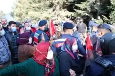 Bolu'da jandarmayla köylüler arasında yıkım gerginliği Bolu'da jandarmayla köylüler arasında yıkım gerginliği