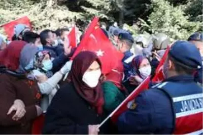 Bolu'da jandarmayla köylüler arasında yıkım gerginliği Bolu'da jandarmayla köylüler arasında yıkım gerginliği