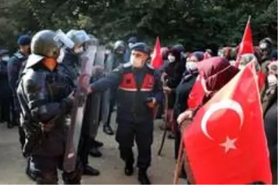 Bolu'da jandarmayla köylüler arasında yıkım gerginliği Bolu'da jandarmayla köylüler arasında yıkım gerginliği