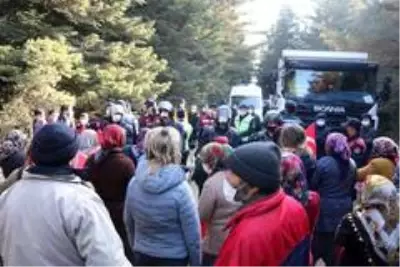 Bolu'da jandarmayla köylüler arasında yıkım gerginliği Bolu'da jandarmayla köylüler arasında yıkım gerginliği